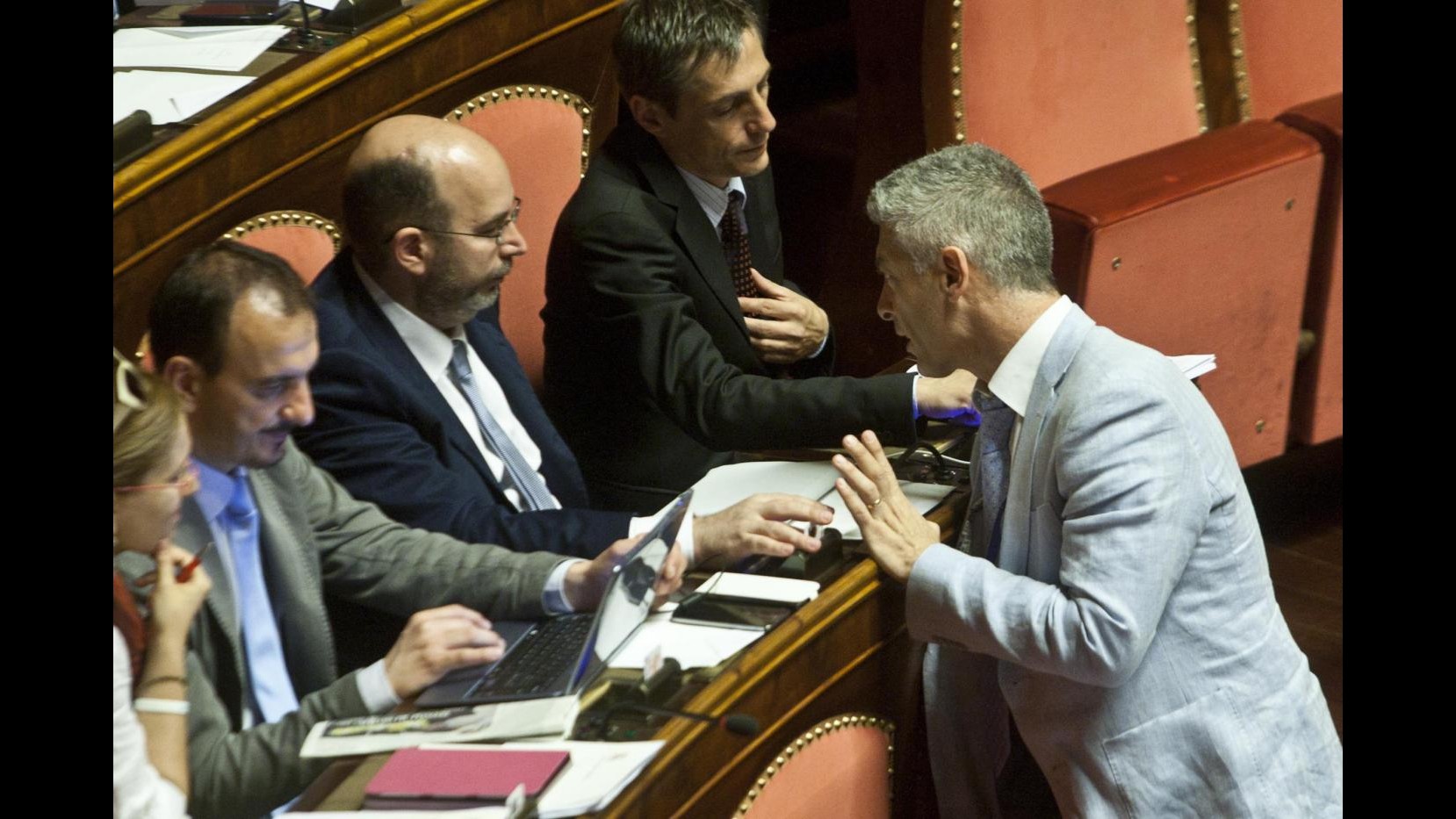 Renzi punzecchia M5S. I Grillini ribattono: A casa, vergogna!