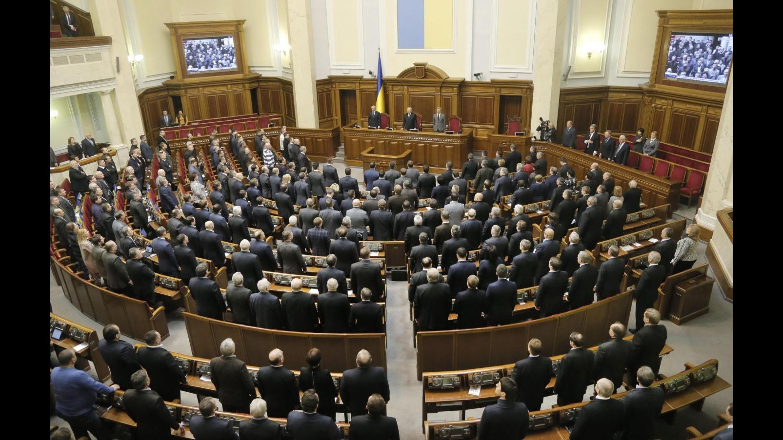 Ucraina, Parlamento approva legge su più autonomia est e amnistia