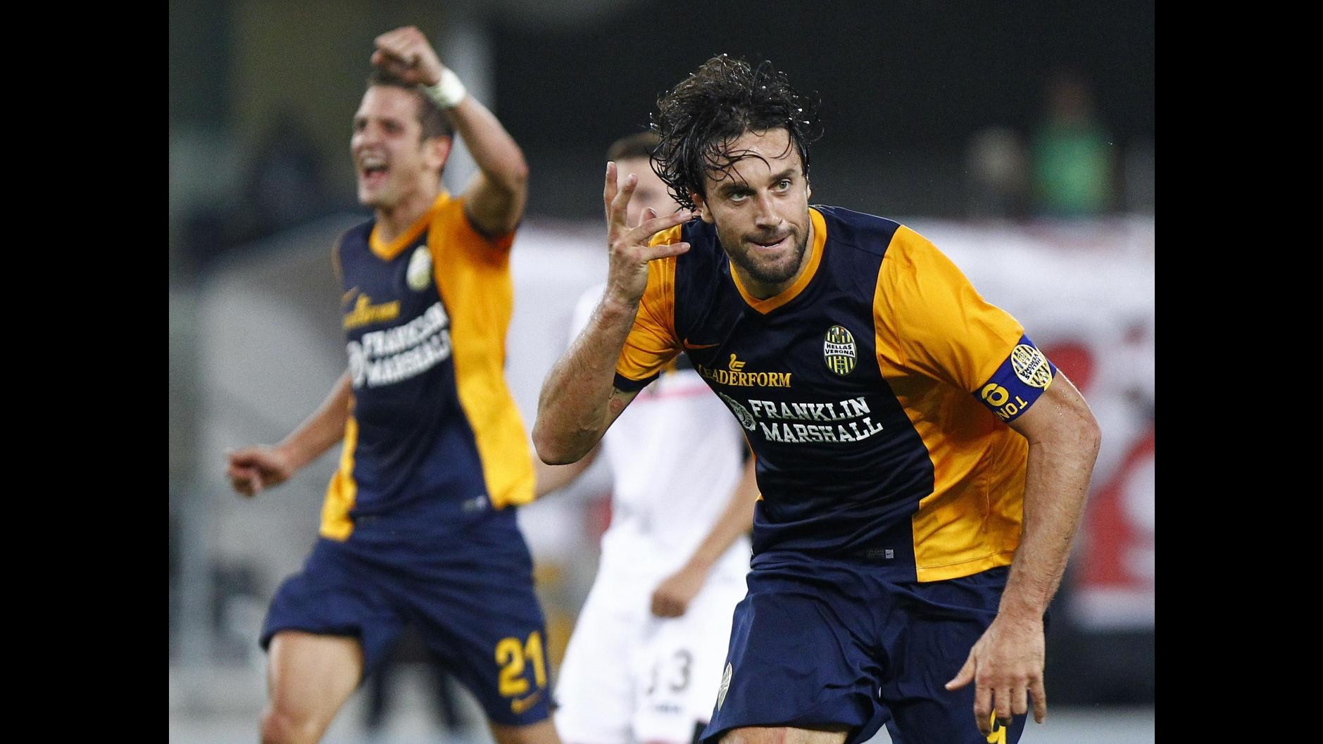 Serie A, Verona doma il Palermo in rimonta 2-1 con l’ex Toni e un autogol di Pisano