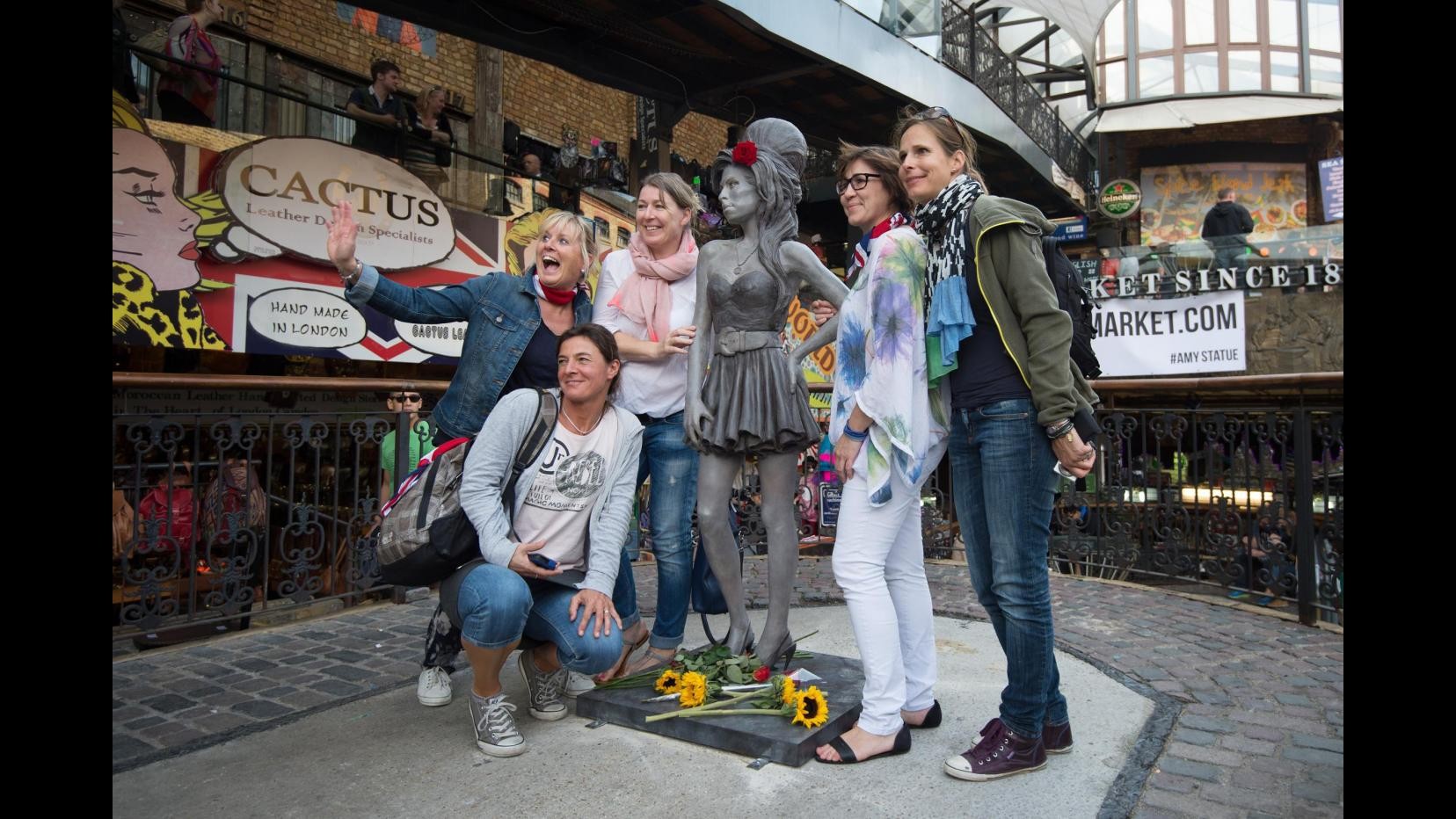 Amy Winehouse, svelata statua a Londra: oggi sarebbe 31° compleanno FOTO VIDEO