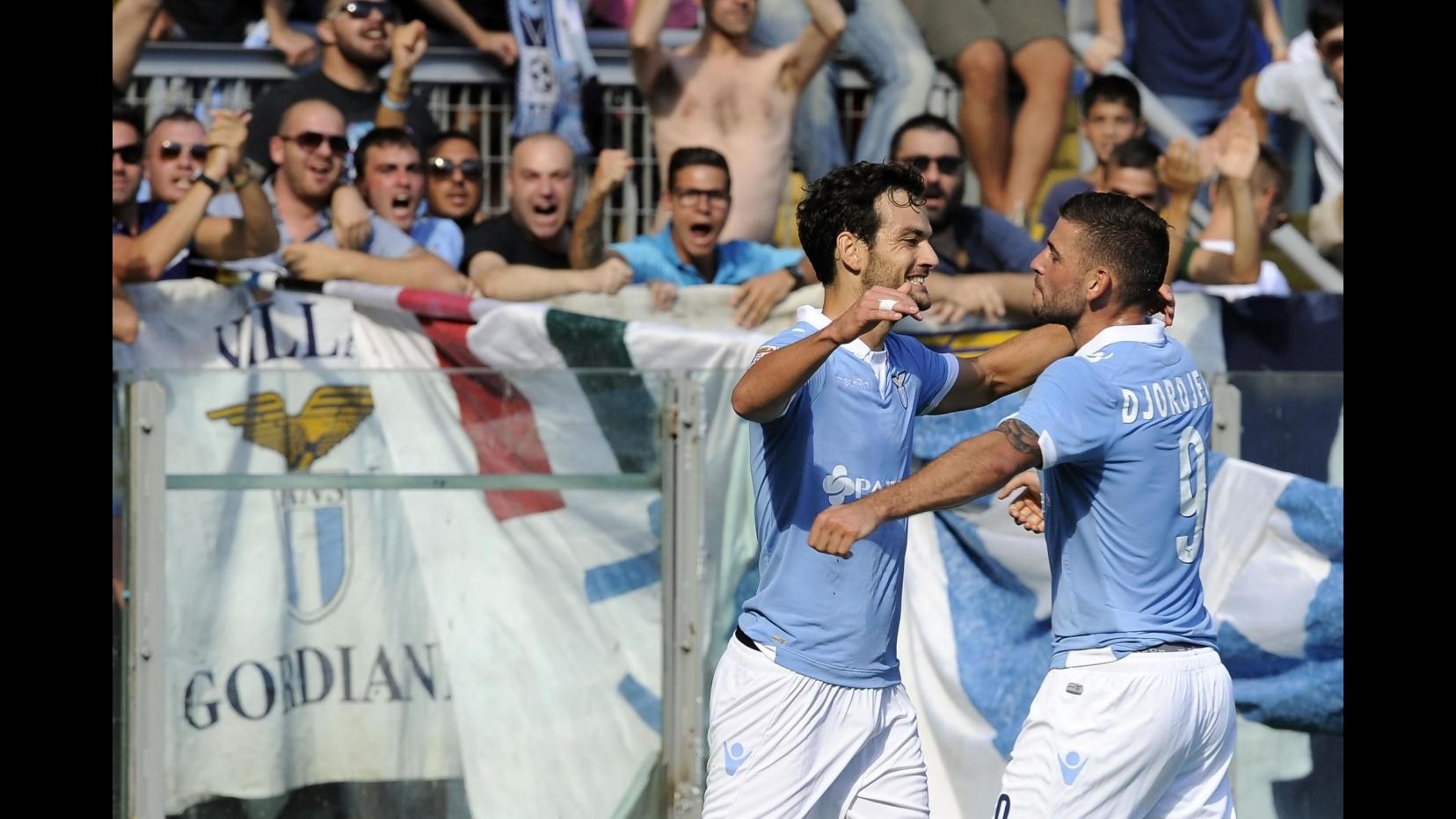 Serie A, Lazio rialza la testa: Cesena abbattuto 3-0 dagli ex Candreva e Parolo