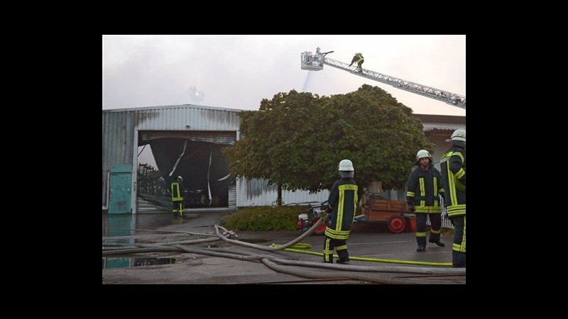 Germania, incendio in magazzino vicino a Colonia: 4 pompieri feriti