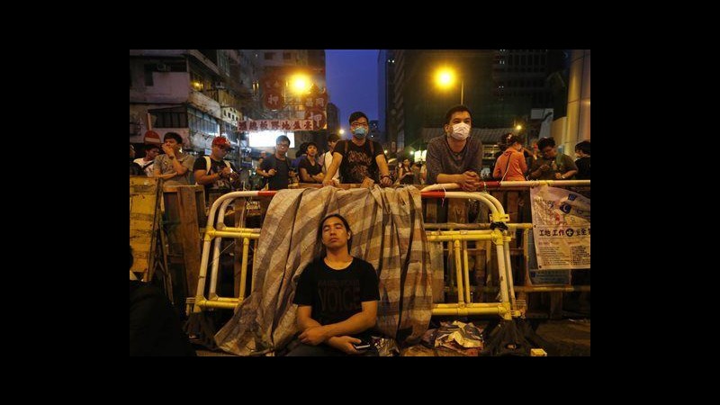 Hong Kong, manifestanti rimuovono alcune barriere da zone bloccate