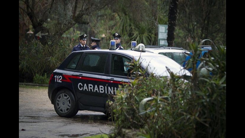 Bari, nascondevano droga al cimitero: due arresti