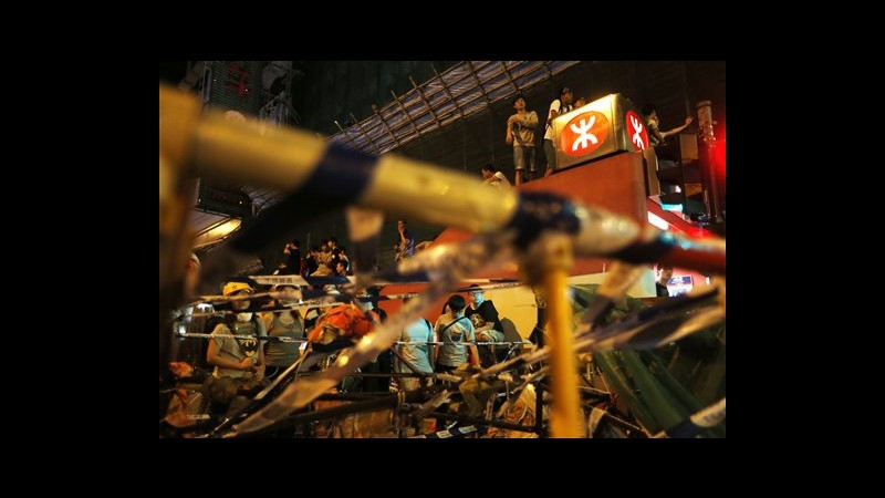 Hong Kong, scontri tra polizia e manifestanti a Mong Kok