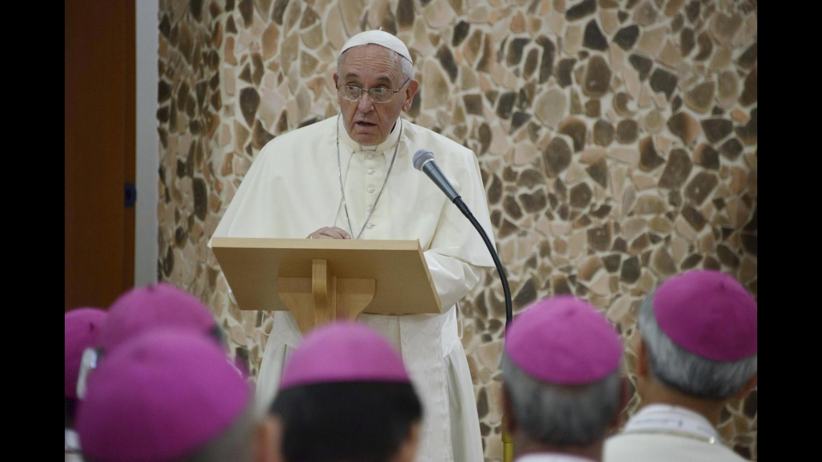 Vaticano, vescovo inglese confessa ‘infedeltà’: Papa accetta dimissioni