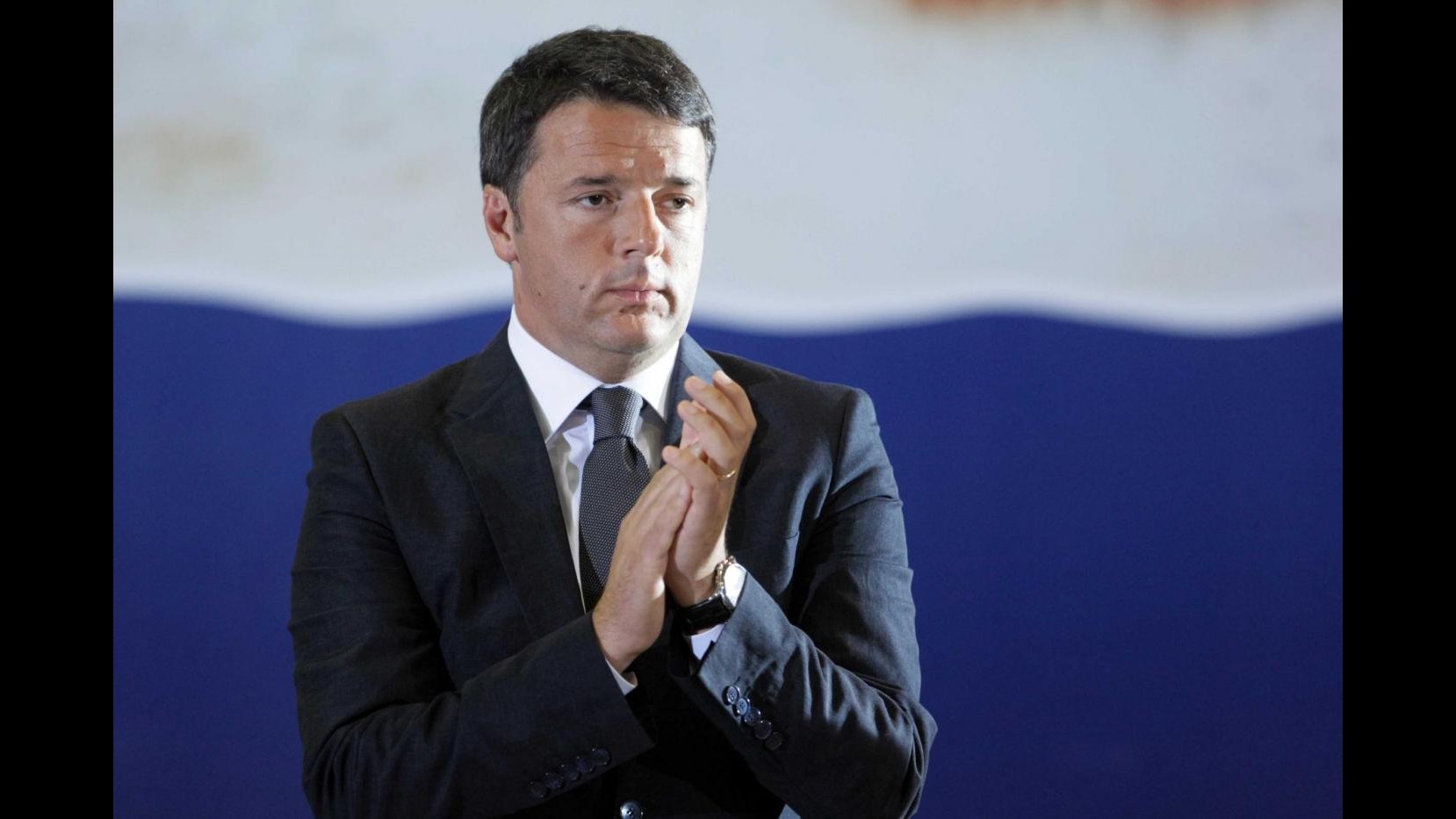 Uova marce per Renzi al festival di Internazionale. Lui: Rispondo col sorriso