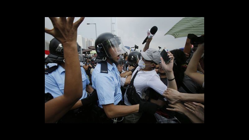 Hong Kong, brevi scontri tra manifestanti e polizia