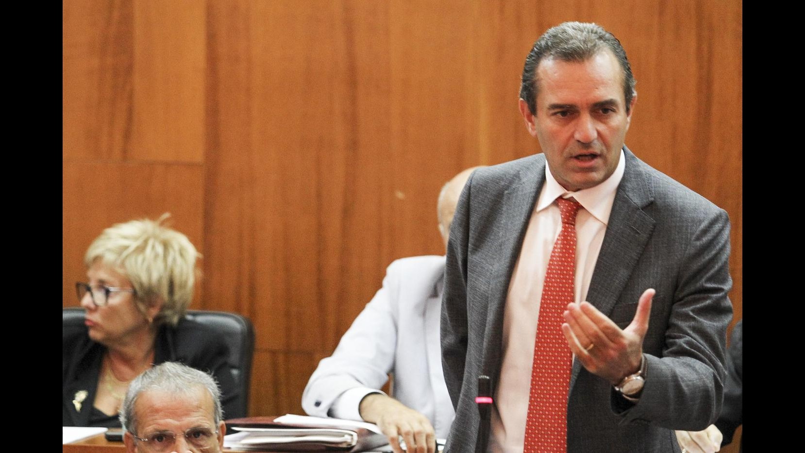 Napoli, De Magistris: Non mi dimetto, sono onesto fino al midollo
