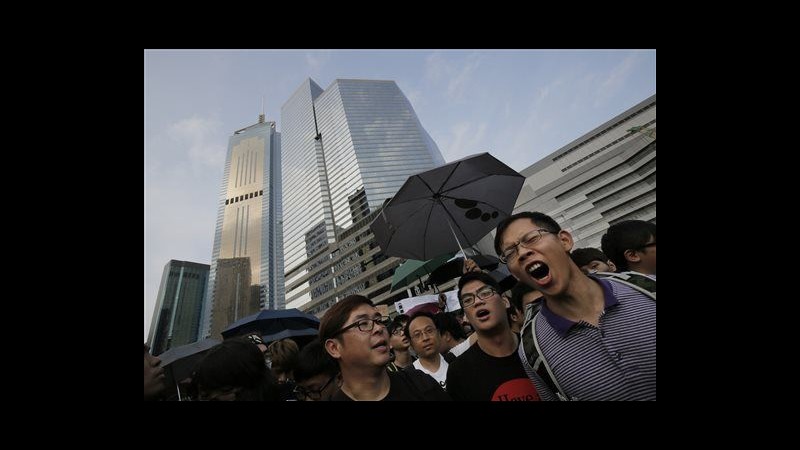 Hong Kong, decine di migliaia in piazza in giorno Festa nazionale Cina