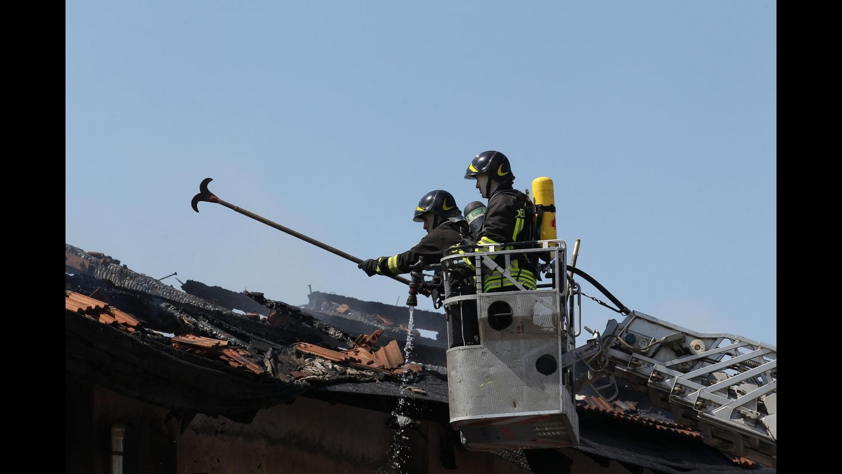 Napoli, crolla solaio stazione Fs a Portici: 1 morto e 2 feriti