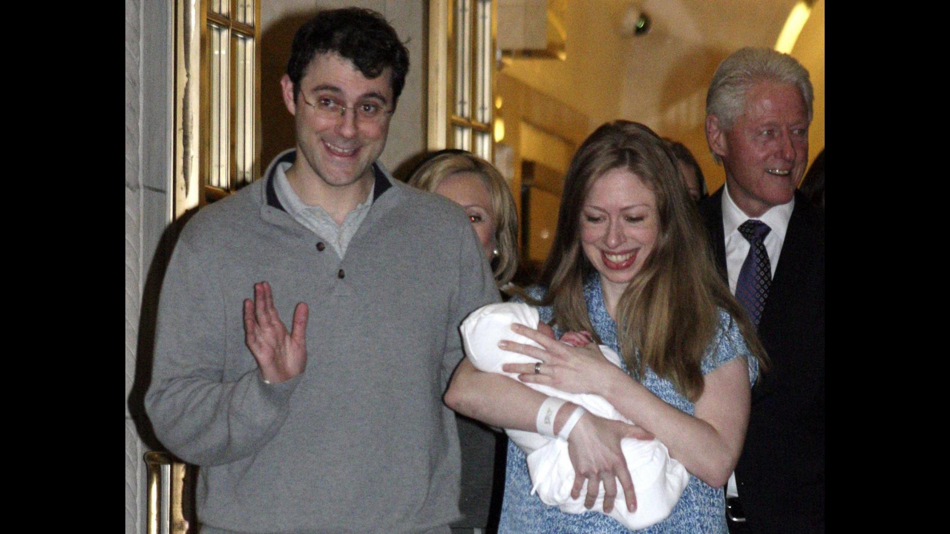 Chelsea Clinton lascia ospedale di New York con in braccio Charlotte