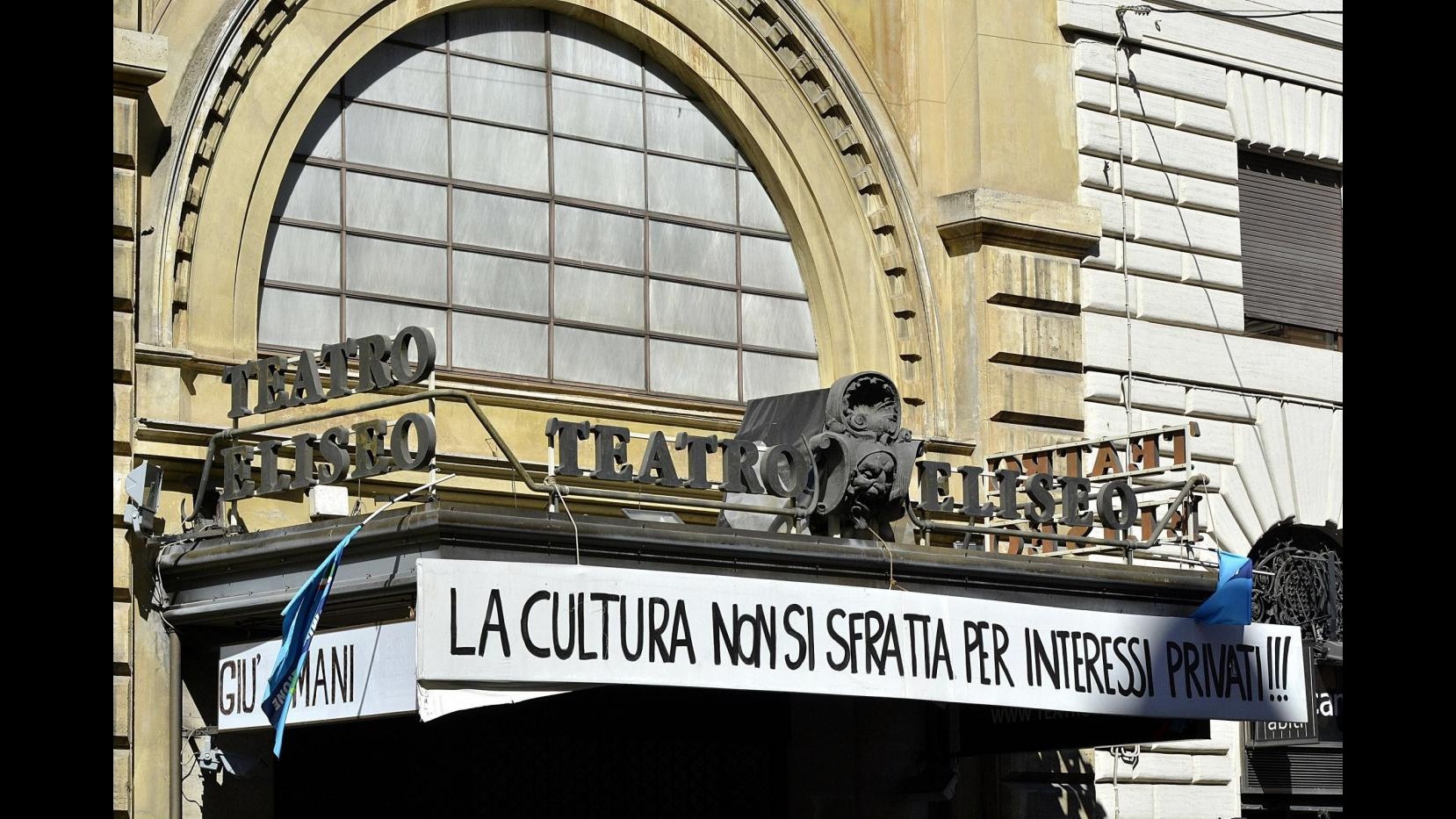 Roma, lavoratori chiusi dentro teatro Eliseo contro sfratto