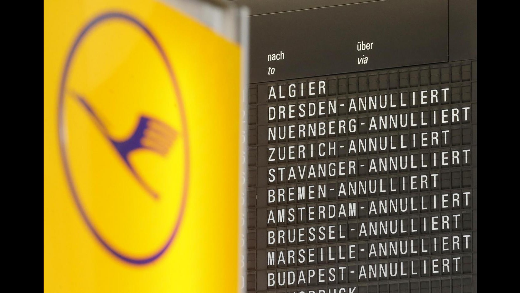 Lufthansa, domani sciopero 15 ore voli a lungo raggio da Francoforte