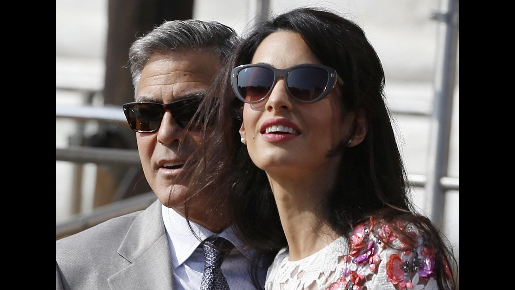 Nozze Clooney, George e Amal hanno registrato fatidico ‘sì’. Ma lui prima parla con dimostranti