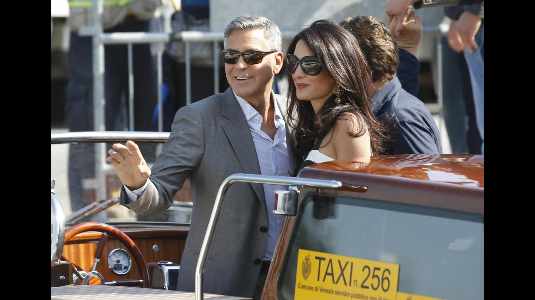 Nozze Clooney, le bomboniere: una foto di George e Amal innamoratissimi
