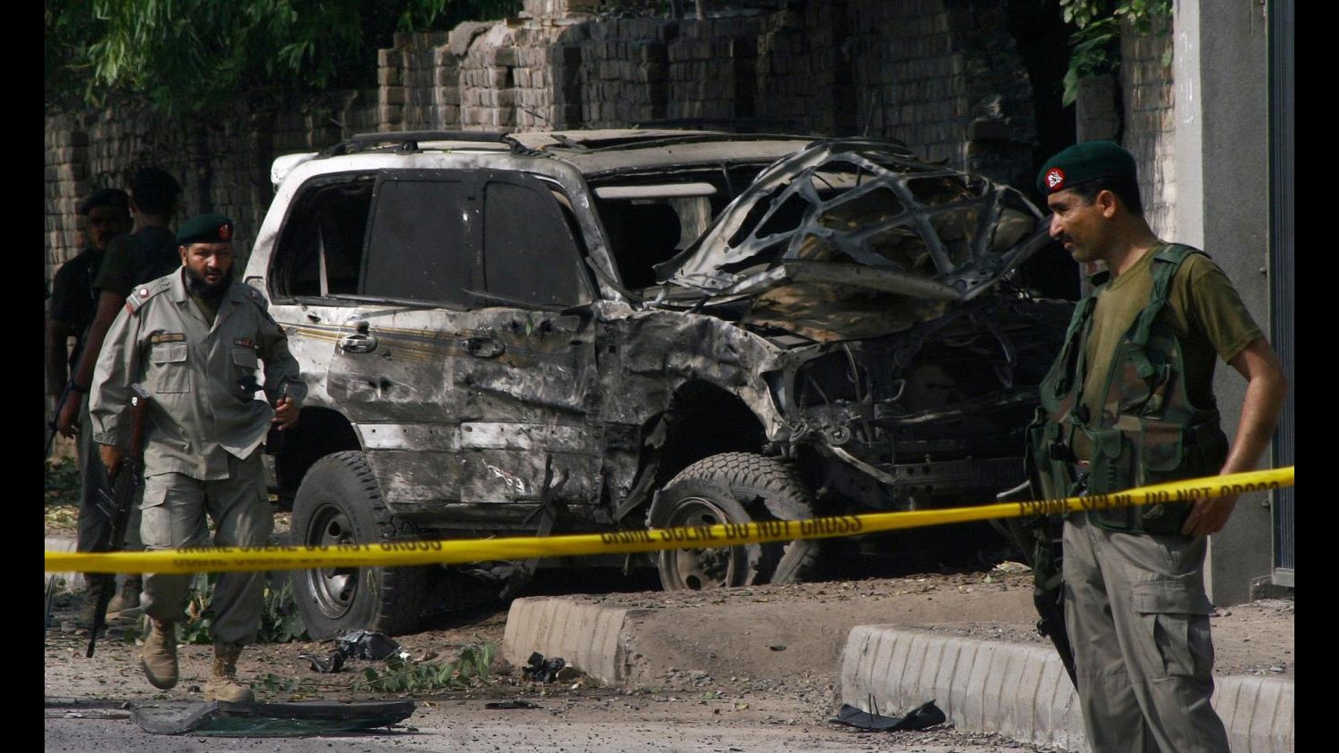 Pakistan, bomba esplode in campo profughi Hangu: 6 morti, 2 sono bimbi