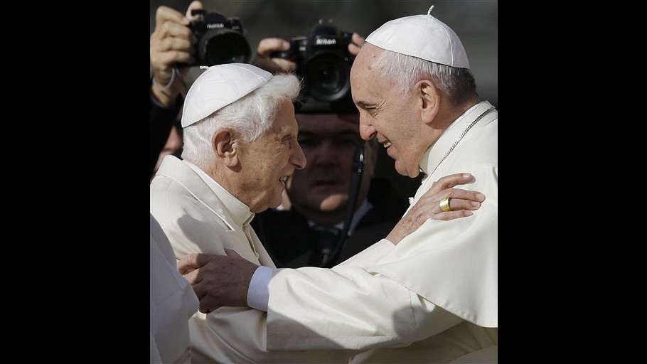 Il Papa a S. Pietro con Ratzinger: Benedetto XVI qui era come avere nonno saggio in casa