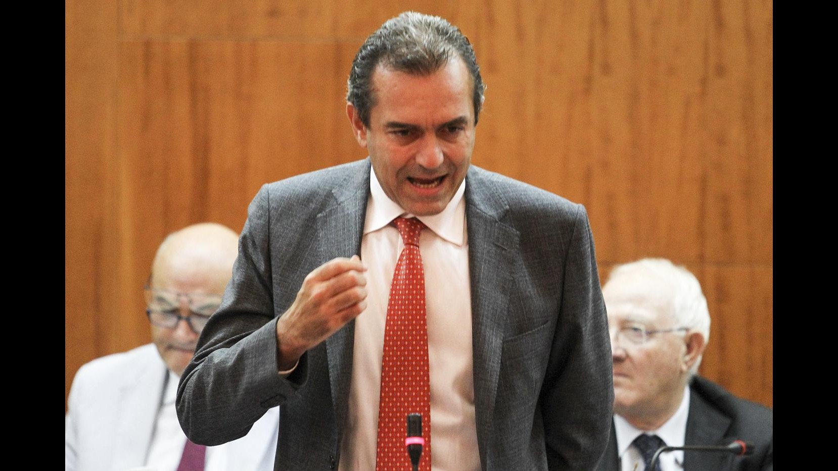Caldoro: De Magistris è vittima di una legge sbagliata. E mi dispiace