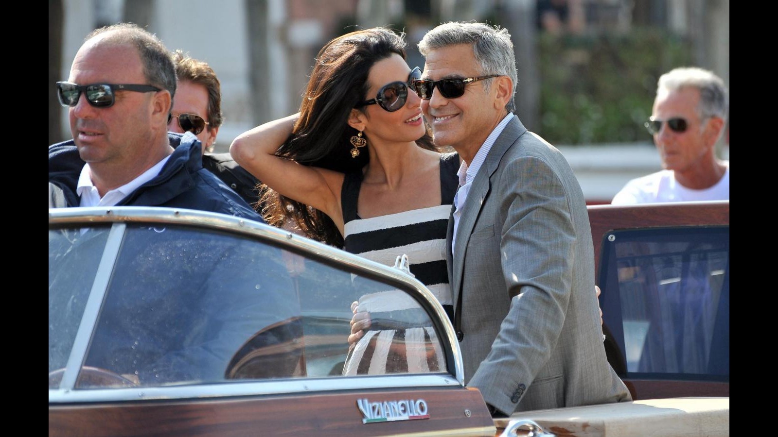 George e Amal sorprendono tutti e arrivano a Venezia in pullman