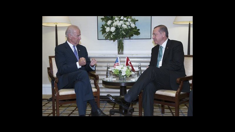 Isil, Erdogan: Creare no-fly zone in Siria contro bombardamenti aerei