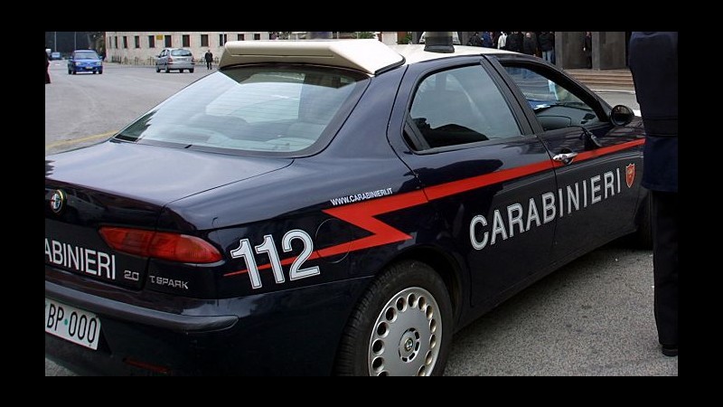 Napoli, carabinieri al Rione Traiano: rinvenute armi ed auto rubate