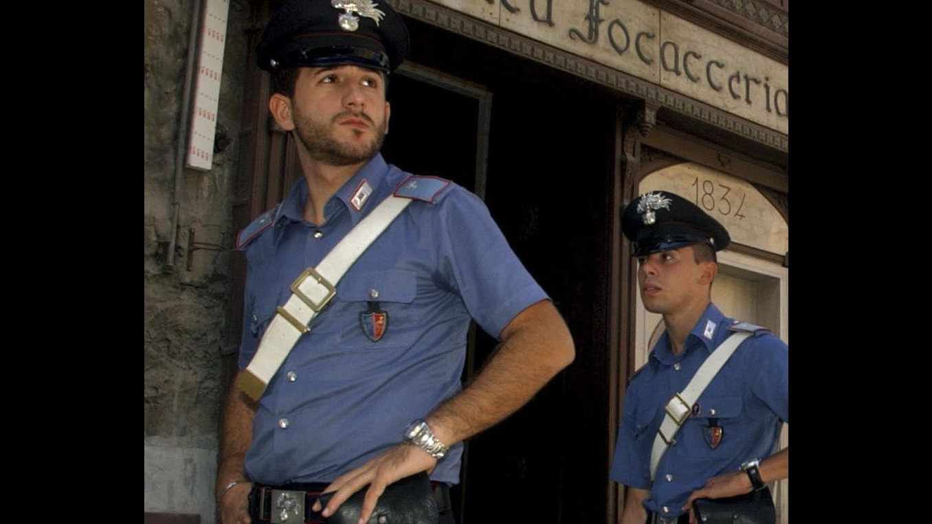 Napoli, prova a corrompere carabinieri con gratta e vinci, ma è vincente