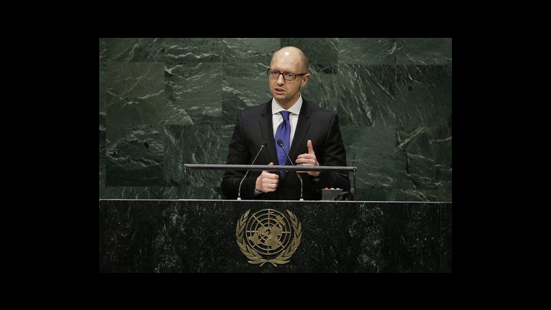 Ucraina, premier Yatsenyuk: Non eliminare sanzioni contro Russia