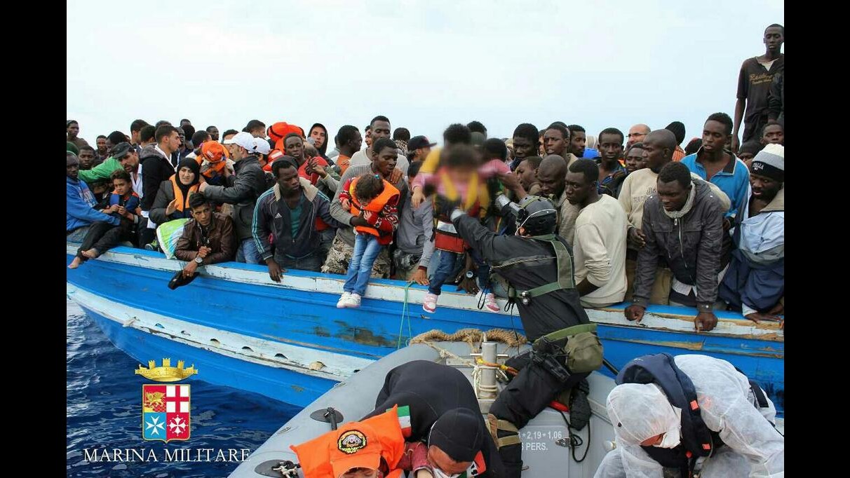Sbarchi, marina soccorre mercantile con 317 migranti