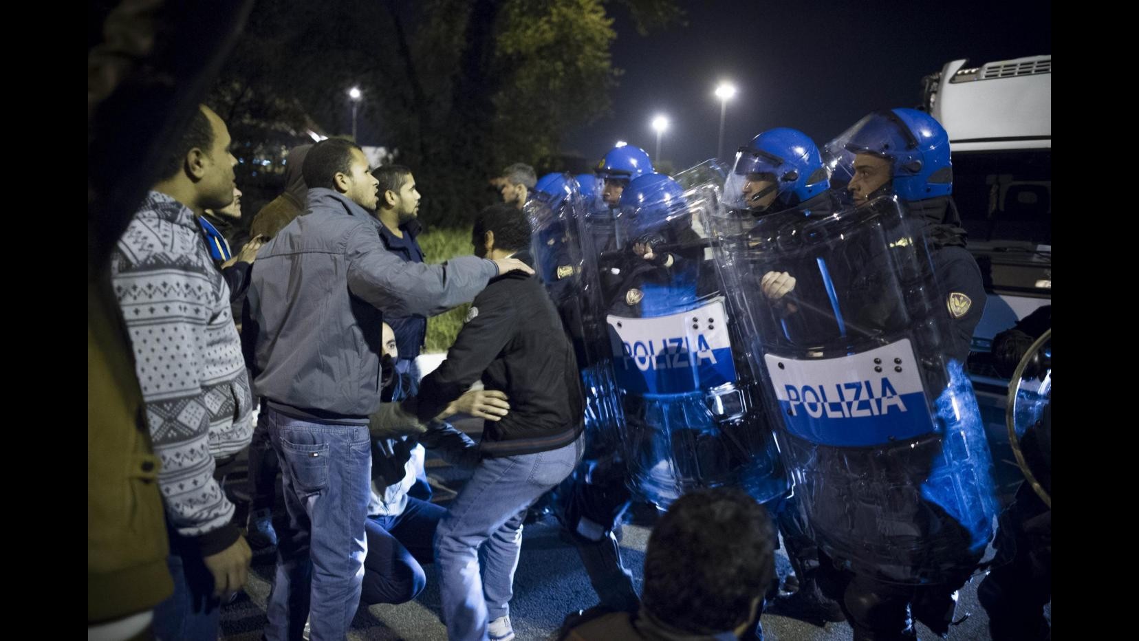 Torino, tensione a mercati generali fra manifestanti e polizia: 49enne muore dopo malore