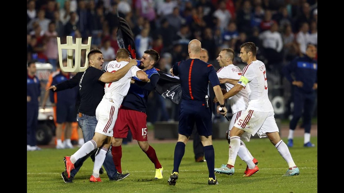 Euro 2016, drone pro-Kosovo su stadio Belgrado: sospesa Serbia-Albania