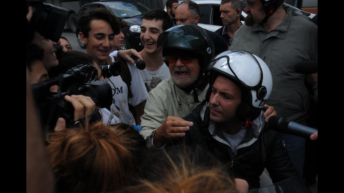 Grillo contestato da angeli del fango a Genova alluvionata: ‘Vieni a spalare con noi’