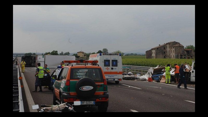 Tir falcia operai su autostrada Catania-Siracusa: tre morti