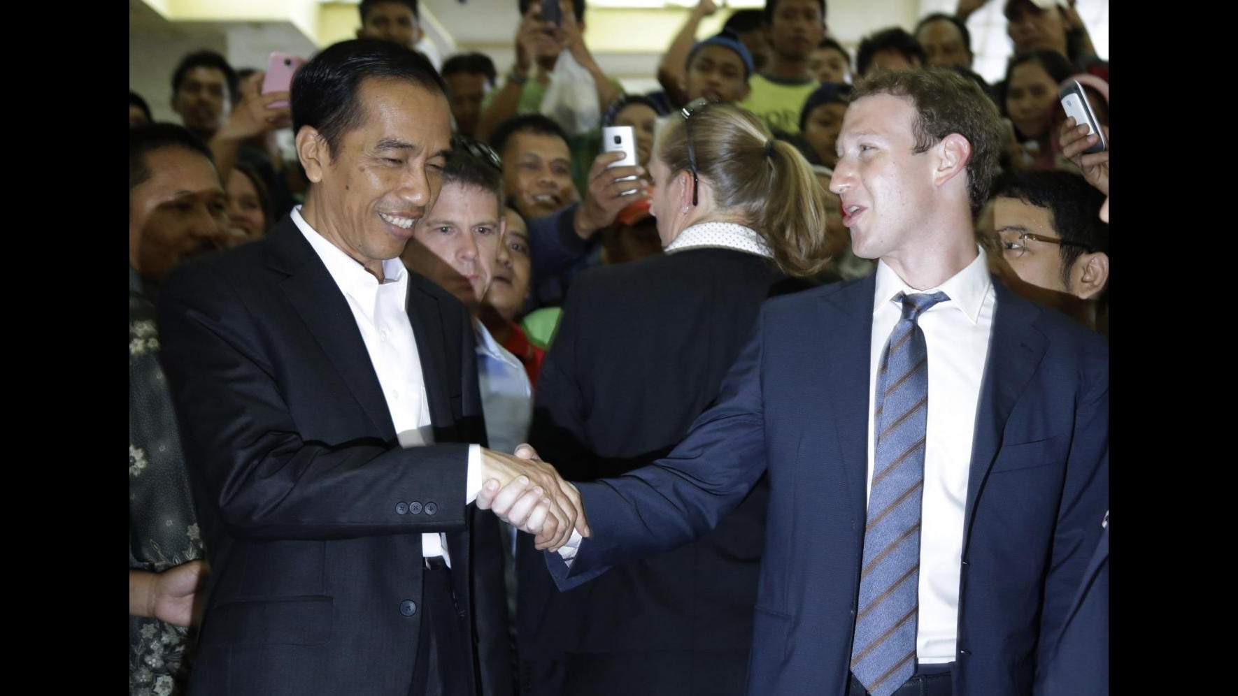 Zuckerberg in Indonesia: incontra Widodo e visita tempio buddista