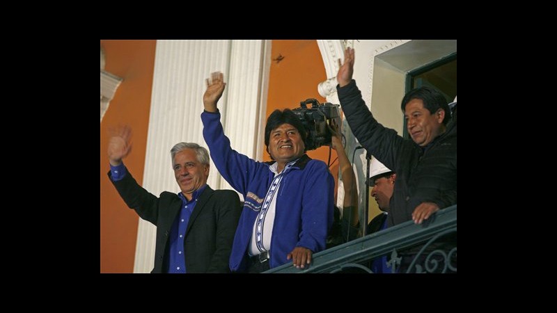 Bolivia, Morales ottiene 3° mandato con 60%, dedica vittoria a Fidel e Chavez