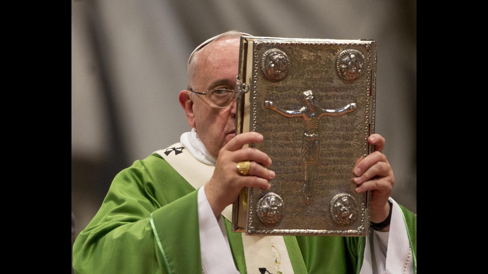 Papa: Se la Chiesa si chiude, si corrompe con peccati e secolarismo