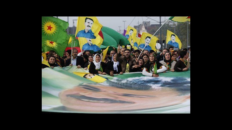 Isil, 20mila curdi manifestano a Duesseldorf a sostegno di Kobani