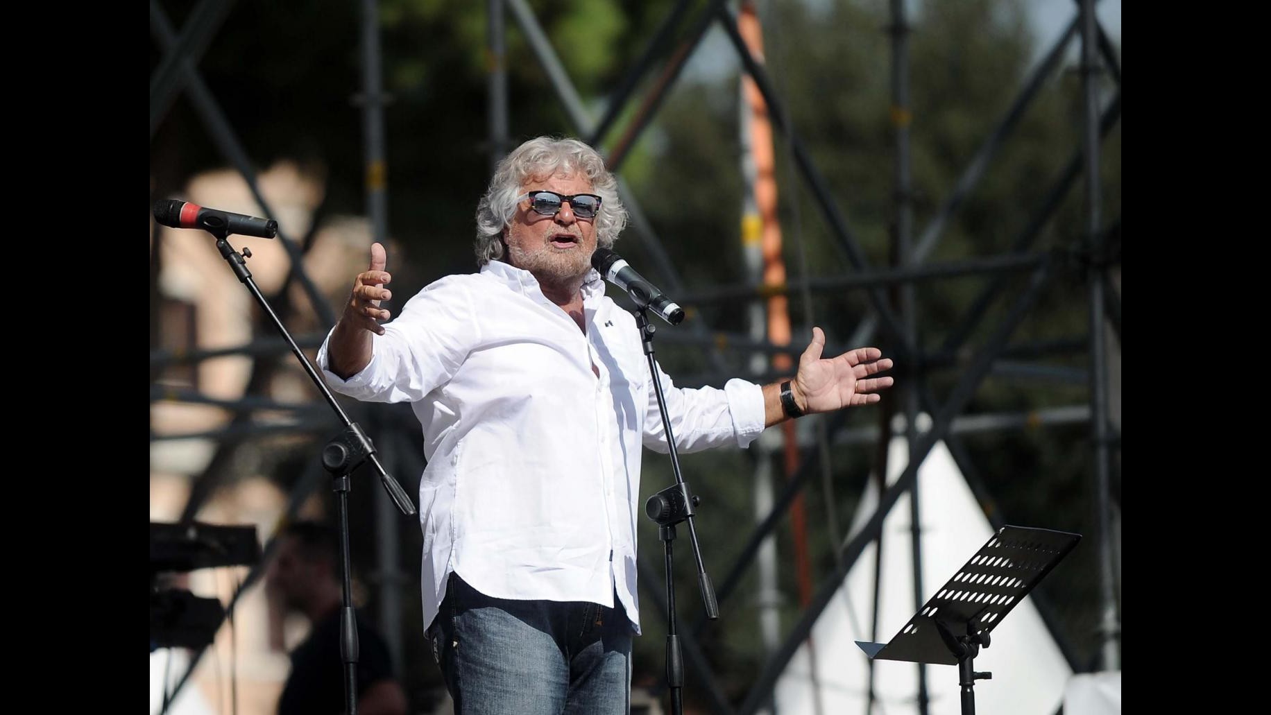 Grillo: Renzi sia più veloce a distruggere il Paese, ci mette troppo