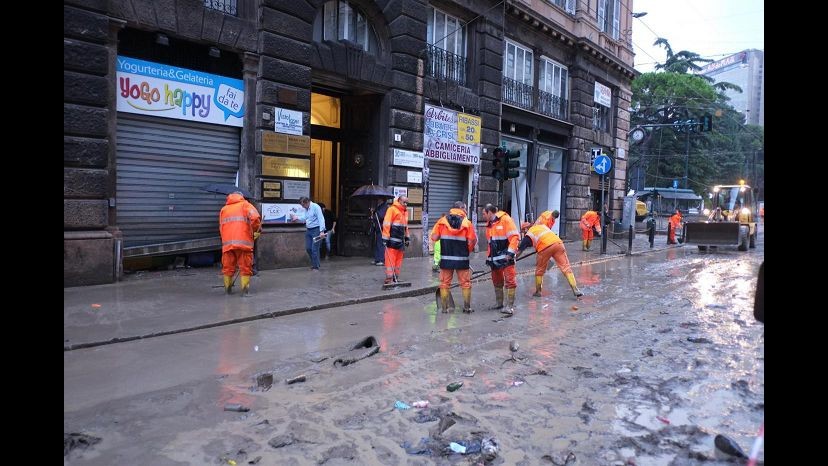 Genova, nuovi allagamenti nella notte: allerta fino alle 12. Vertice in Prefettura con Gabrielli