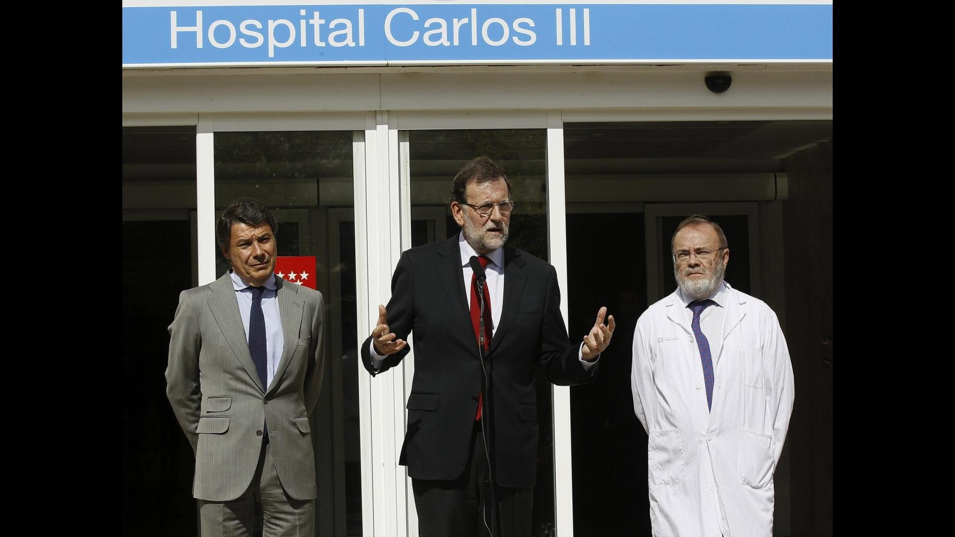 Ebola, Rajoy visita ospedale Madrid dove è ricoverata infermiera: contestato