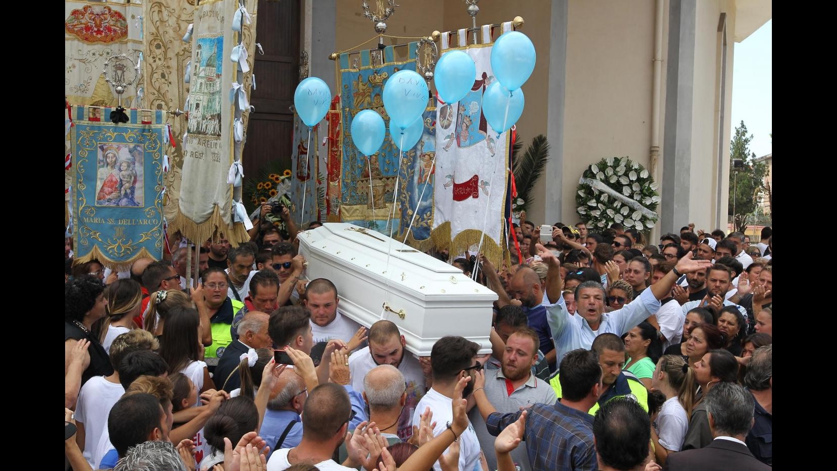 Napoli, cappella abusiva per Davide Bifolco: abbattimento in corso