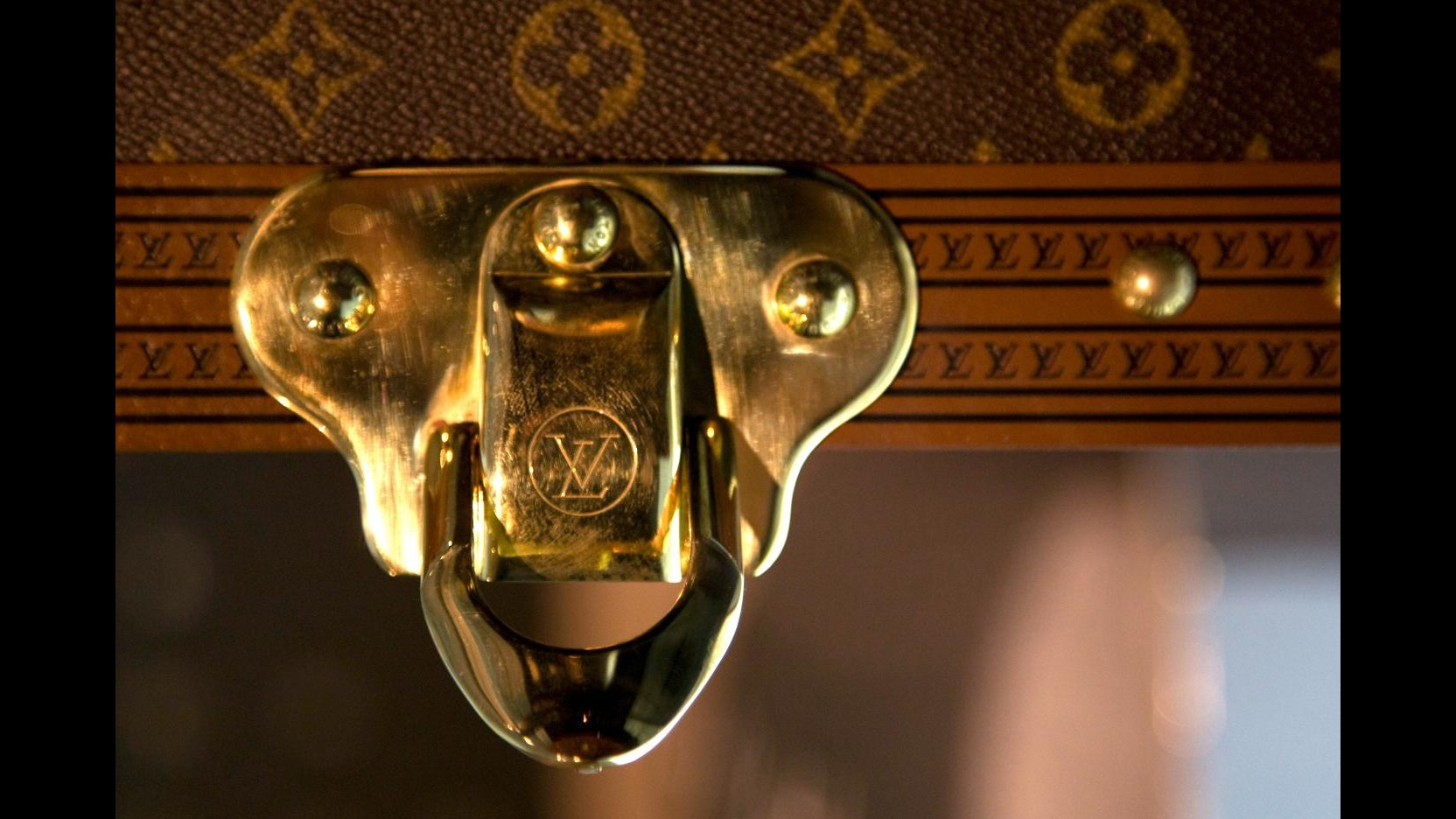 Firenze, sequestrati centinaia di falsi Louis Vuitton e Chanel
