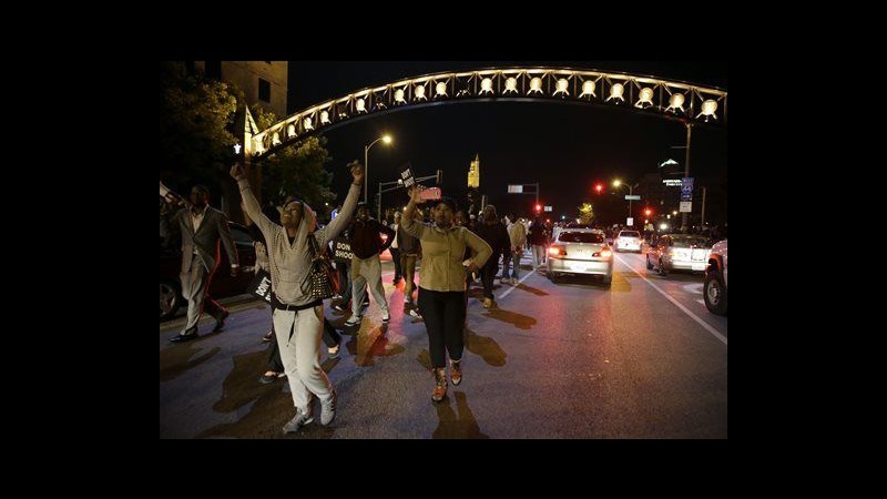 Usa, St. Louis: seconda notte di proteste dopo uccisione 18enne nero