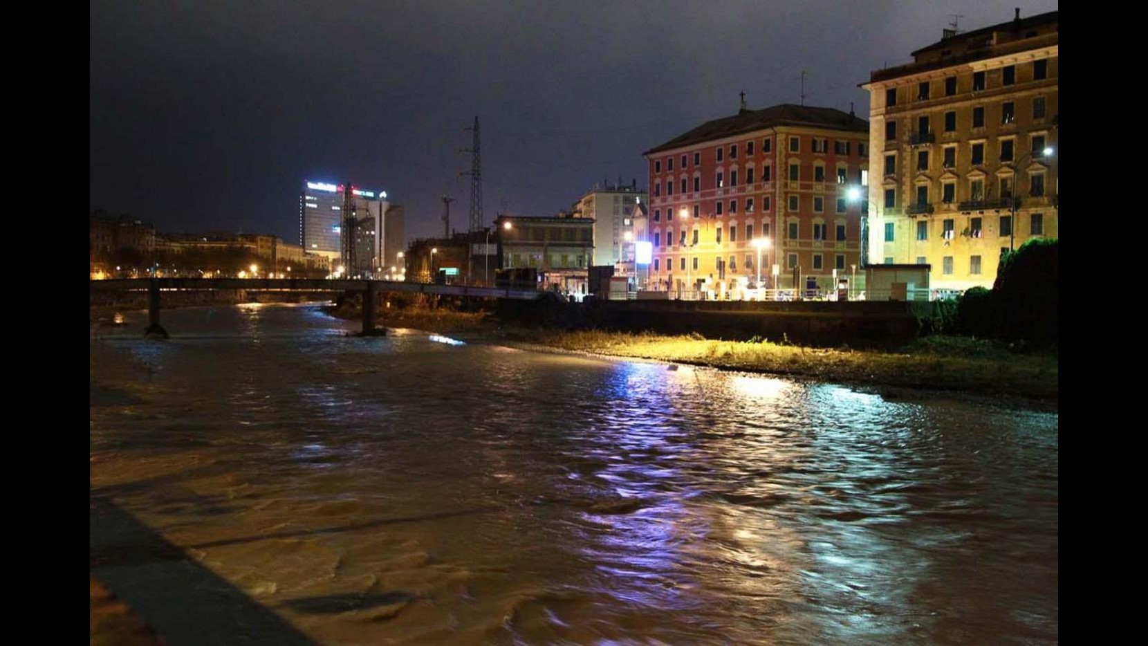 Genova, esondano Scrivia e Bisagno: auto travolte e blackout