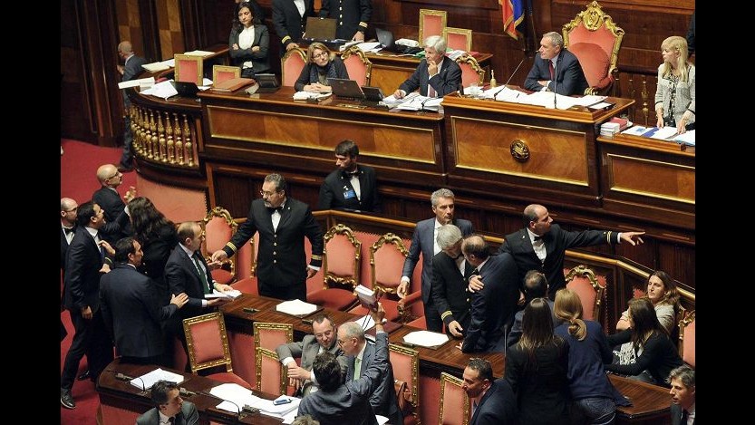 Lavoro, dopo la bagarre Senato approva la fiducia al Jobs act: 165 sì, 111 no