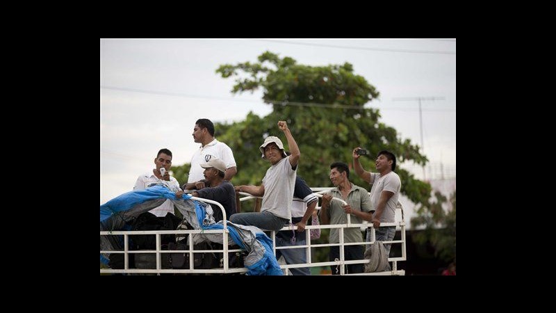 Messico, in migliaia marciano in Guerrero per scomparsa 43 studenti