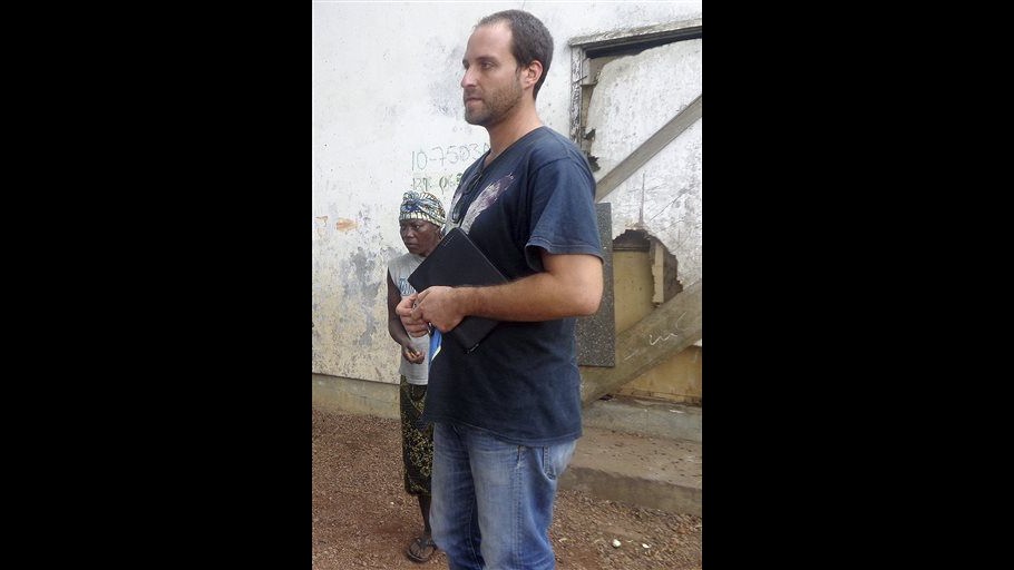 Ebola, medico Usa guarito dona sangue a cameraman malato