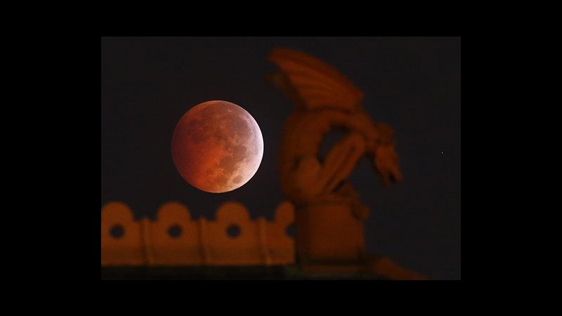 Lo spettacolo della Luna rossa: eclissi totale in Asia