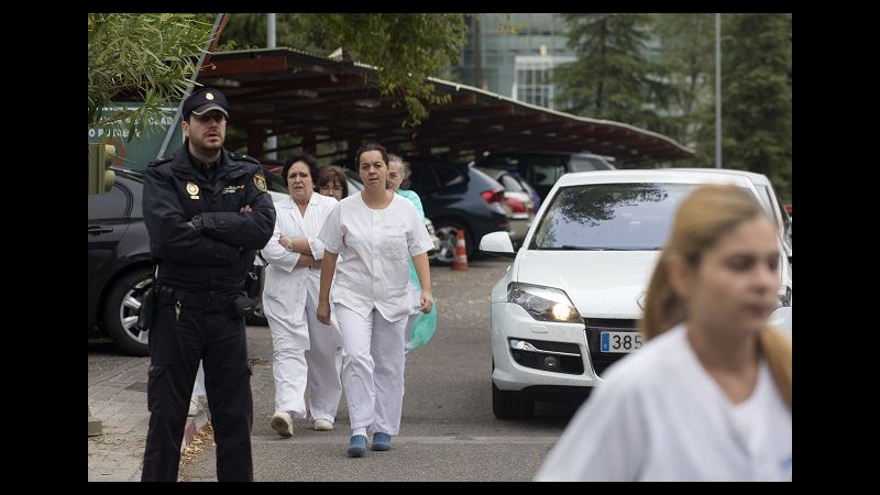 Ebola, cane infermiera spagnola rischia eutanasia: animalisti insorgono