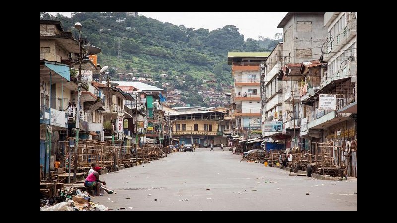Ebola, sciopero operatori in Sierra Leone: cadaveri lasciati in strada